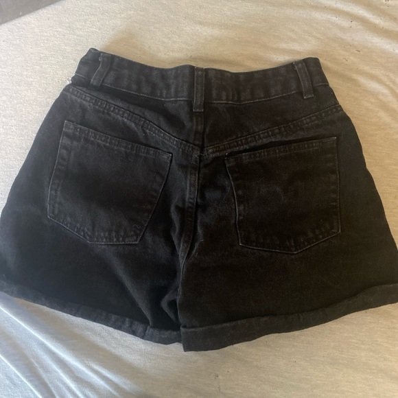 Black shorts - Picture 2 of 3